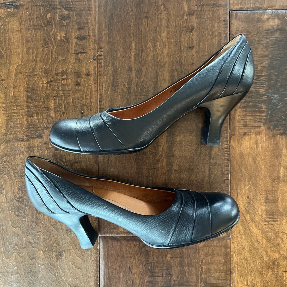 Sofft vintage style black leather round-tied pumps with 3" heel